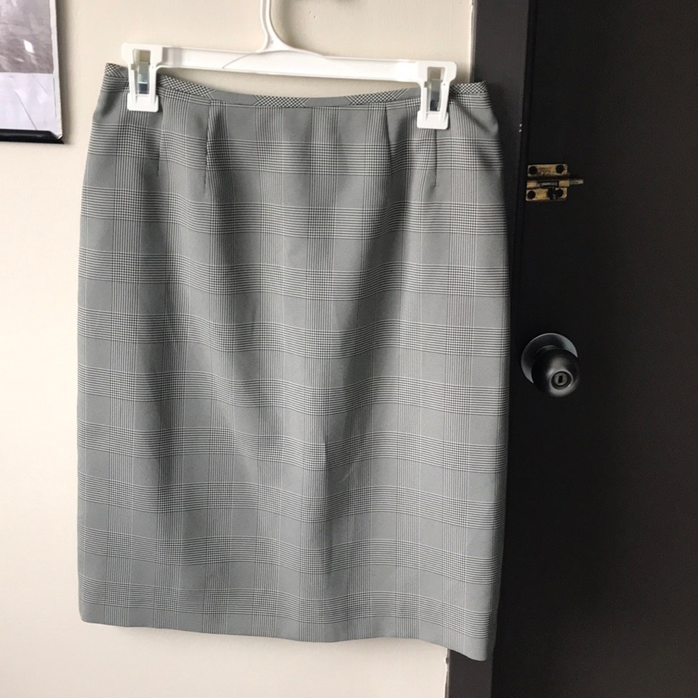 Women’s vintage knee-length skirt